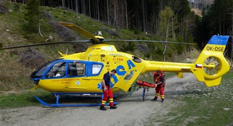Záchranáský vrtulník eká na transport pacientky v oblasti Lysé hory v