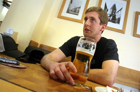 Pivo si Roman Bernat te dá s kamarády rád, protoe pi své hokejové kariée se