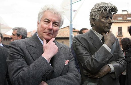 Spisovatel Ken Follett vedle své vlastní sochy