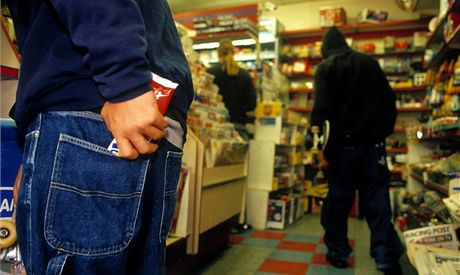 Zlodji ve Vsetín se v minulých dnech snaili pronést alkohol ze supermarket v kalhotech a pod bundou. Ilustraní snímek