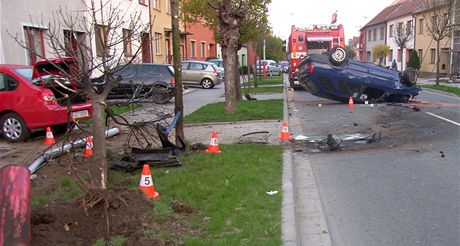 Havarovaná felicie blokovala v Dolním Nmí silnici více ne dv hodiny.