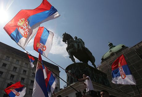 Ped jezdeckou sochou srbského kníete Mihaila Obrenovie v centru Blehradu letos protestovali odprci uznání Kosova.