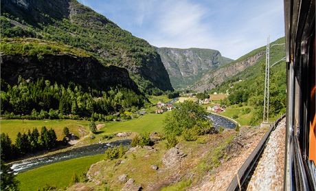 Flamsk eleznice stoup od fjordu do hor.