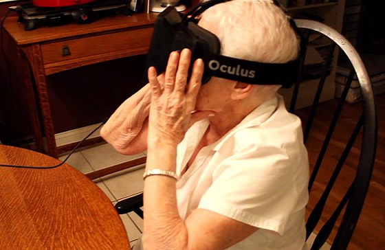 Seniorka vbec poprvé zkouí virtuální realitu.