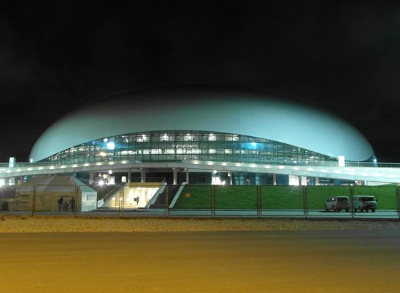 BOLOJ V NOCI. Hokejová hala pro olympijské hry v Soi vypadá v noci docela