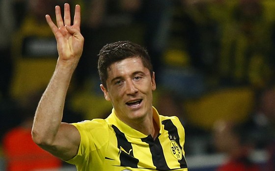 TYGÓLOVÝ. Robert Lewandowski promnil pokutový kop a ukazuje celému stadionu,...