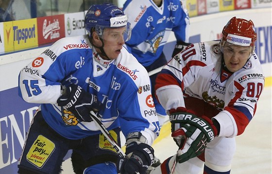 Ruský hrá Kirill Petrov (vpravo) napadá Juha-Pekku Hytonena z Finska.