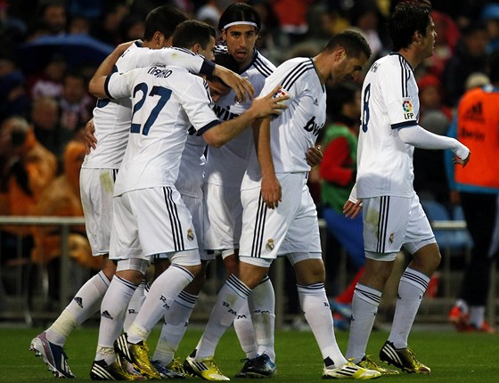 ZVLÁDNUTÉ DERBY. Fotbalisté Realu Madrid oslavují gól do sít jejich mstského