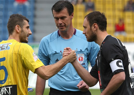 Teplický Admir Ljevakovi (vlevo) a Filip Klapka z Hradce Králové ped