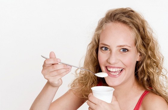 Bílý jogurt vyuijete nejen pi diet, ale také jako surovinu pi píprav sladkého dezertu. Ilustraní snímek