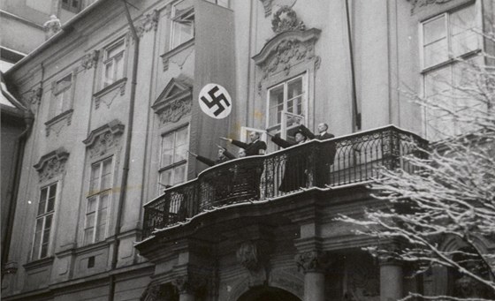 Pedstavitelé nacistického reimu hajlují na balkon úadovny íského...