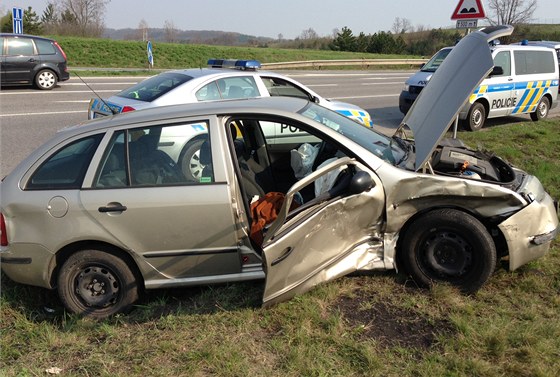 Nehoda dvou aut a autobusu plného dtí u Nové Vsi na Mlnicku. (22. dubna 2013)