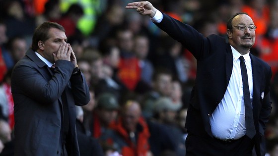 Rafael Benítez, trenér  Chelsea (vpravo), bhem zápasu v Liverpoolu. Vedle nj
