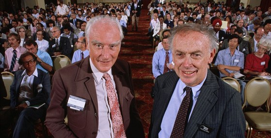 Pánové Watson a Crick na biologickém sympoziu v 70. letech. Tehdz u byli...