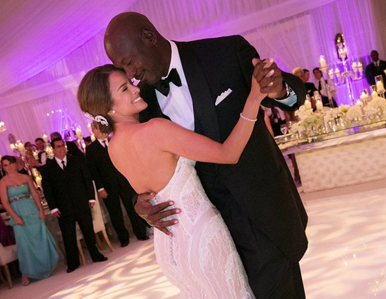 Michael Jordan a Yvette Prietová pi prvním manelském tanci