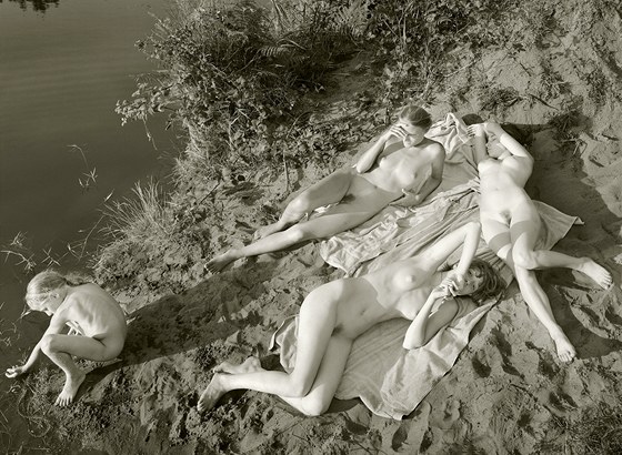 Jock Sturges, Adele, Mylene, Vanessa et Hannah; le Porge, France, 2003