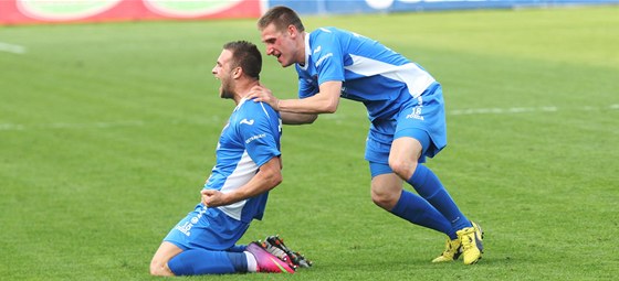 Antonín Fanti (vlevo) a Vlastimil Stoický slaví gól Baníku Ostrava. 