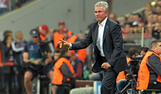 POZOR NA TO. Trenér Bayernu Jupp Heynckes instruuje své svence. 