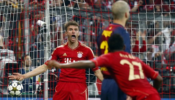 EXTÁZE. Thomas Müller z Bayernu Mnichov slaví svj druhý gól proti Barcelon. 