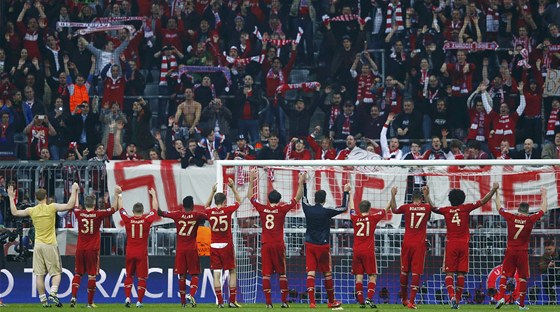 HRDINOVÉ. Fotbalisté Bayernu Mnichov oslavují s fanouky drtivé vítzství proti