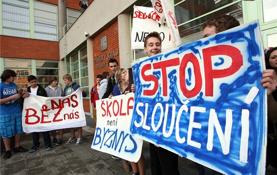 Loni protestovali proti plánm vedení kraje studenti ze Vsetína, te jsou nespokojení gymnazisté ze Zlína.