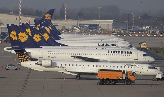 Letadla Lufthansy stojící kvli stávce odborá na letiti v Düsseldorfu. Do...