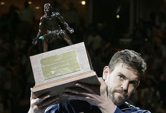 Marc Gasol z Memphisu se chlubí cenou pro nejlepího obránce NBA.