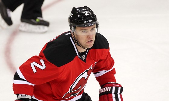 Marek idlický z New Jersey Devils kontroluje situaci.