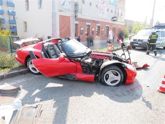 Nehoda Chrysleru Viper v Brnnské ulici v Hradci Králové.