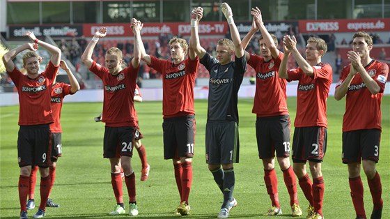 PODÍLEL SE NA KANONÁD. Michal Kadlec (druhý zleva) pomohl Leverkusenu k výhe 5:0 nad Hoffenheimem gólovou píhrávkou.