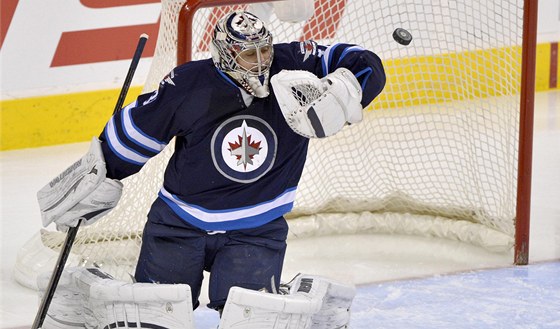 MÁM TO. Ondej Pavelec, gólman Winnipegu, vyráí stelu v zápase s New York