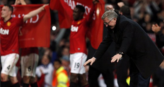 POKLONA. Alex Ferguson se na stadionu Old Trafford klaní fanoukm. Dkuje jim