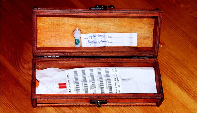 Krabička s čipem, kterou ostravskému primátorovi předali zástupci petičního