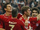Thomas Müller (uprosted) z Bayernu se raduje se spoluhrái pooté, co vstelil
