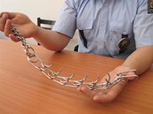 Policista Michal Peňáz ukazuje bodlinatý řetěz, se kterým ho napadl podnapilý Policista Michal Peňáz ukazuje bodlinatý řetěz, se kterým ho napadl podnapilý