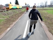 V Častolovicích vede stezka těsně u dráhy.
