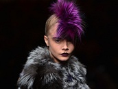 Cara Delevingne na pehldce Fendi podzim - zima 2013/2014