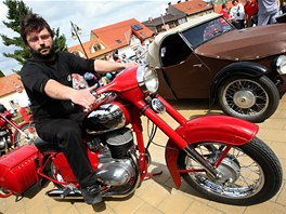 Jozef Podsko ze slovenské Ilavy pijel na motocyklu Jawa 250 z roku 1965....