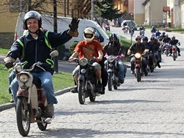 Spanilá jízda zaíná. Jezdci si nasazují helmy, staré "kokosy" i koené kukly s...