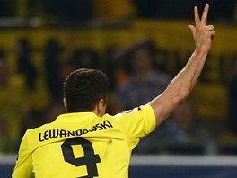 KDYBY JEN TI. Robert Lewandowski z Dortmundu takhle slavil svj tetí gól,...