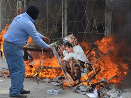 Uitelé pak na protest proti necitlivým zásahm do jejich práce zapalovali také...