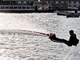 Novinka zvan flyboard, j ped dvma lety sestrojil Francouz Frank Zapata se