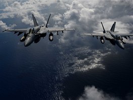 Pár Super Hornet  F/A-18E pi letu nad oblaky. Stroje  mohou nést celé