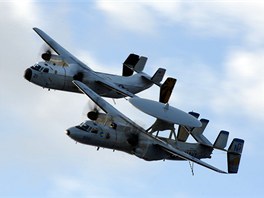 C-2A Greyhound (vlevo nahoe) dopravuje na paluby letadlových lodí náklad s...