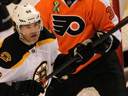 Jaromír Jágr (vpravo) z Bostonu na led Philadelphie