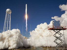 Soukromá raketa Antares vynáí do výky 250 km model lodi Cygnus.