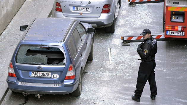 Následky výbuchu v praské Divadelní ulici (29. dubna 2013)