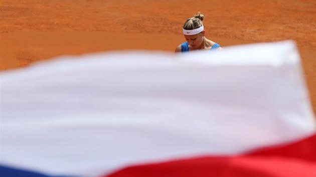 KONEC NADJÍ. eská tenistka Lucie afáová prohrála s Vinciovou a do finále