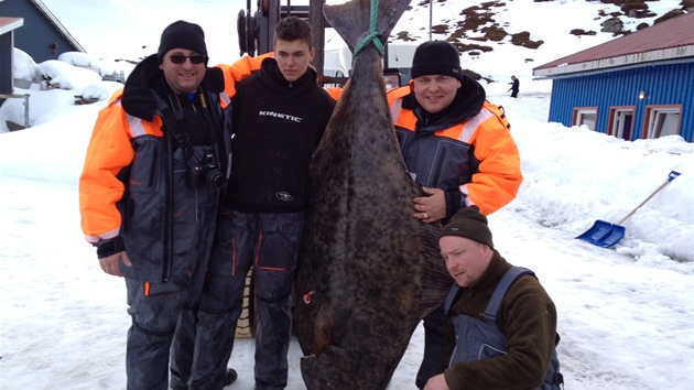 Rekordn lovek halibuta z dubna 2013 ml dlku 216 centimetr.