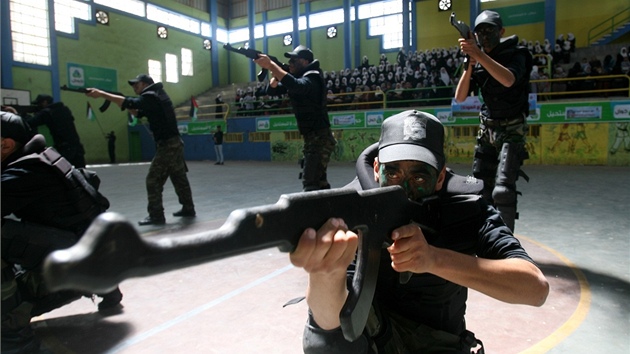 Do kol v Gaze dorazil vojensk vcvik. Hamas u studenti zachzet se zbranmi a hzeet granty (ilustran foto).